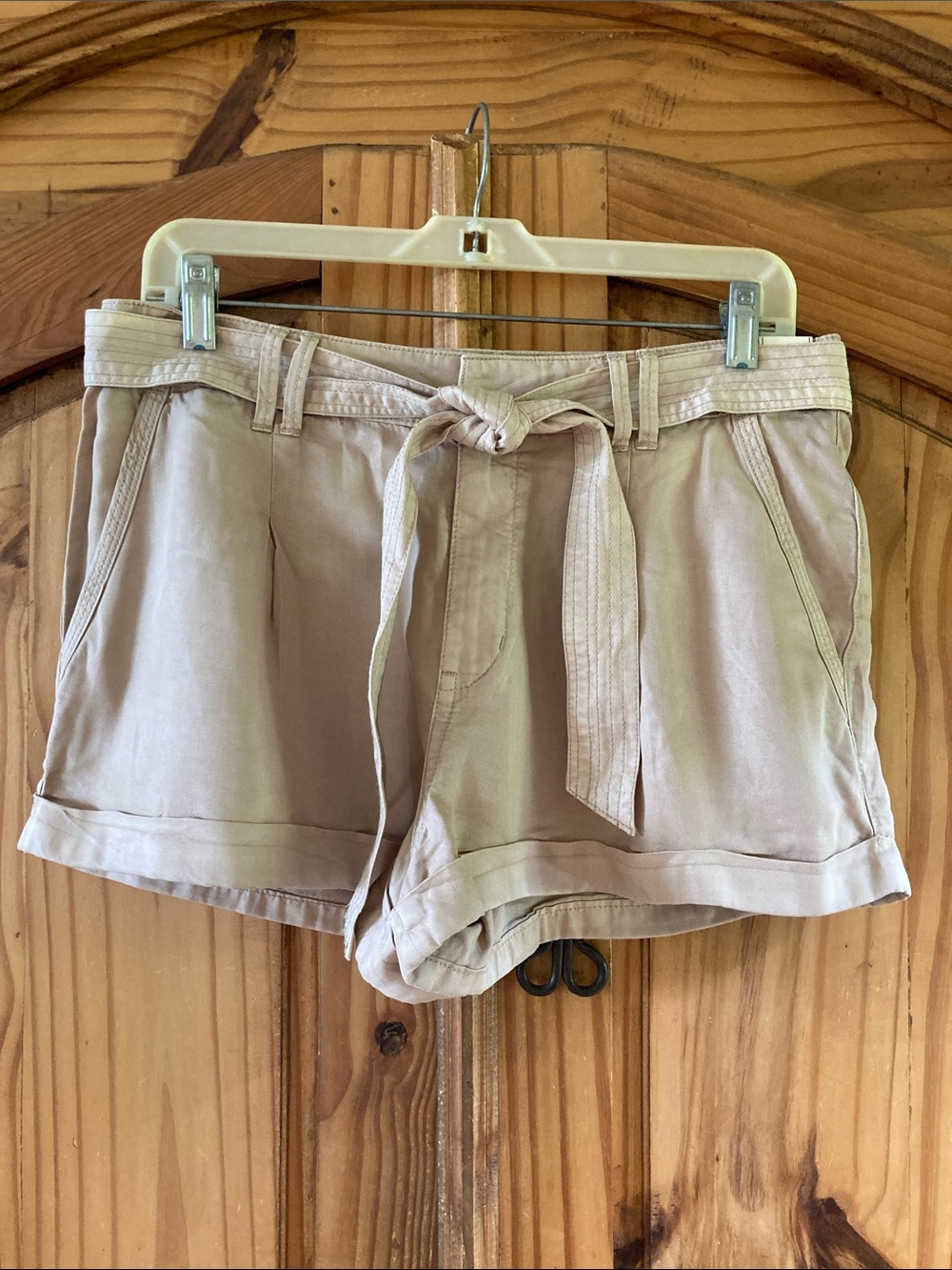 Women Abercrombie tan cuffed hem belted dressy chino shorts size 30 - NWT